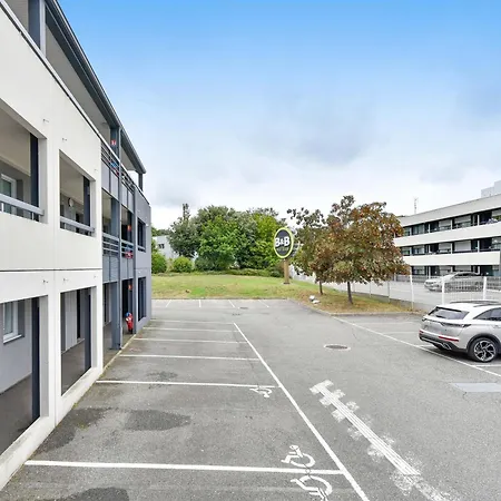 Cite De L'espace Mouchotte Hotel