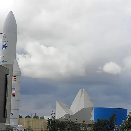 Hotel Cite De L'espace Mouchotte 2*