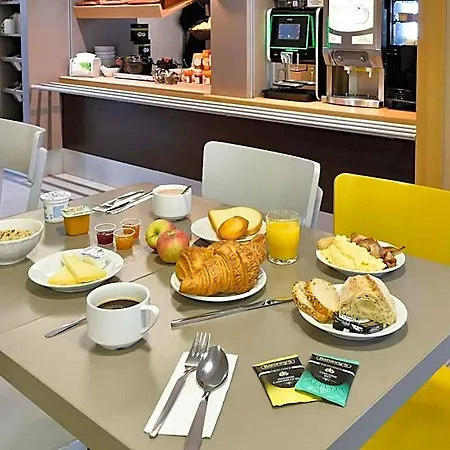 Cite De L'espace Mouchotte Hotel