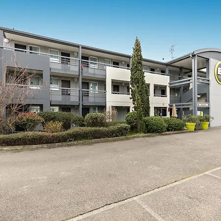 Cite De L'espace Mouchotte Hotel