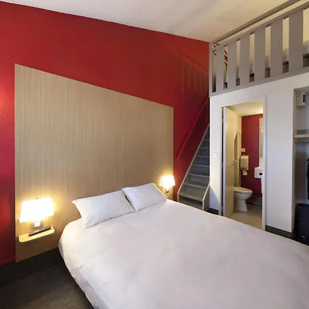 Hotel Cite De L'espace Mouchotte 2*