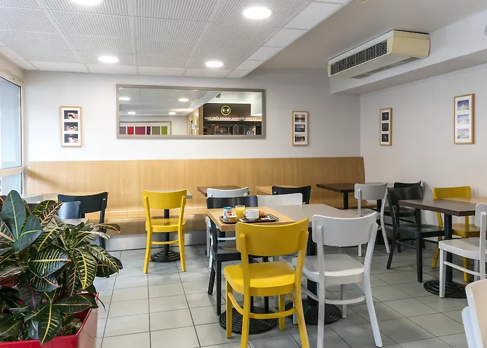 Cite De L'espace Mouchotte Отель 2*