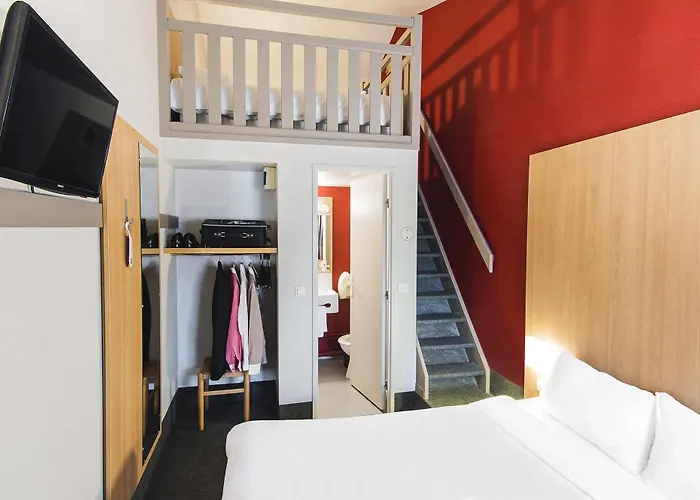 Hotel Cite De L'espace Mouchotte 2*