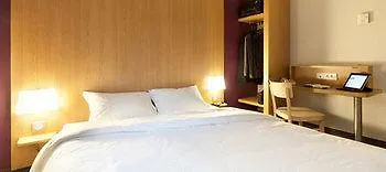 Отель Cite De L'espace Mouchotte 2*